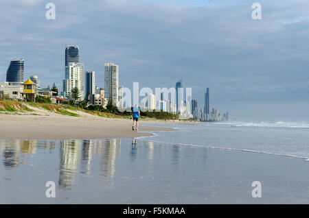 Hochhäuser am Strand, Surfers Paradise, Gold Coast, Queensland, Australien Stockfoto