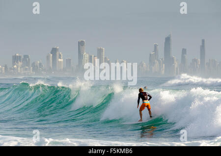 Surfer in Burleigh Heads, Hochhaus-Wohnungen an der Goldküste in Ferne, Queensland, Australien Stockfoto