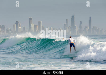 Surfer in Burleigh Heads, Hochhaus-Wohnungen an der Goldküste in Ferne, Queensland, Australien Stockfoto