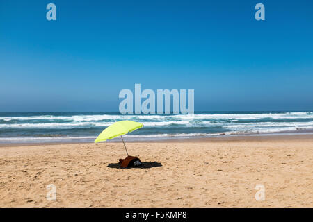 Sonnenschirm am Strand, Aljezur, Algarve, Portugal Stockfoto