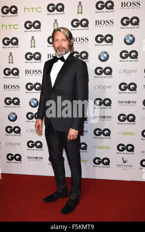 Berlin, Deutschland. 5. November 2015. Schauspieler Mads Mikkelsen kommt für die GQ Mann des Jahres in Berlin, Deutschland, 5. November 2015. Foto: Jens Kalaene/Dpa/Alamy Live News Stockfoto