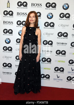 Berlin, Deutschland. 5. November 2015. Schauspielerin Isabelle Huppert kommt für die GQ Mann des Jahres in Berlin, Deutschland, 5. November 2015. Foto: Jens Kalaene/Dpa/Alamy Live News Stockfoto