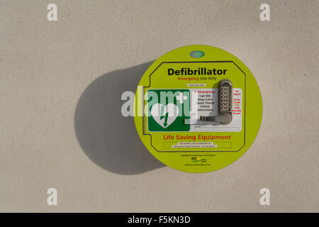 Public Access Defibrillator befestigt an der Wand außerhalb Killearn Village Hall, Stirlingshire, Schottland, UK Stockfoto