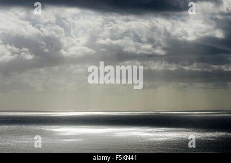 Sonne durch die Wolken auf Meer, Pazifik, Surfers Paradise, Gold Coast, Queensland, Australien Stockfoto