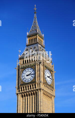 Big Ben, City of Westminster, London, UK, gegen blauen Himmel Stockfoto