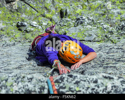 Italien Piemont Val Formazza Klettern auf den langen Weg "Il Gipeto". Stockfoto