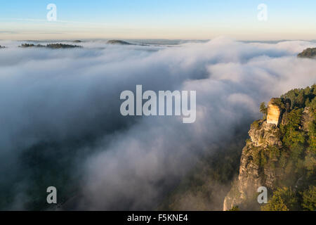 Fluss Elbe in Morgen Nebel, Elbsandsteingebirge, Sachsen, Deutschland Stockfoto