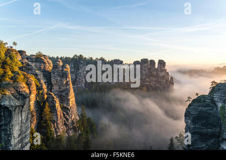 Bastei und Kleine Gans Rock, Elbsandsteingebirge, Sachsen, Deutschland Stockfoto