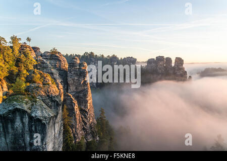 Bastei und Kleine Gans Rock, Elbsandsteingebirge, Sachsen, Deutschland Stockfoto