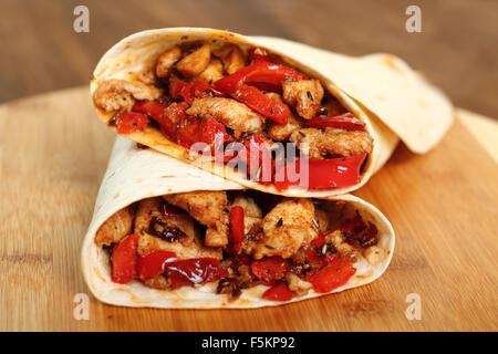Tortilla mit Huhn und Paprika Stockfoto