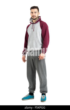 Junge bärtige Mann im Sport Freizeitkleidung Blick in die Kamera Lächeln. Ganzkörper-Länge-Porträt über weißen isoliert Stockfoto