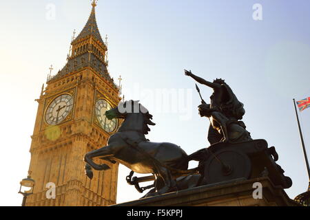 Die Statue von Boadicea unter Big Ben in Westminster, London, UK, in der Nähe des Parlaments Stockfoto