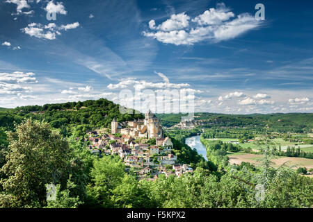 Schlösser und Dorf von Castlenaud mit Beynac und der Dordogne im Hintergrund Stockfoto