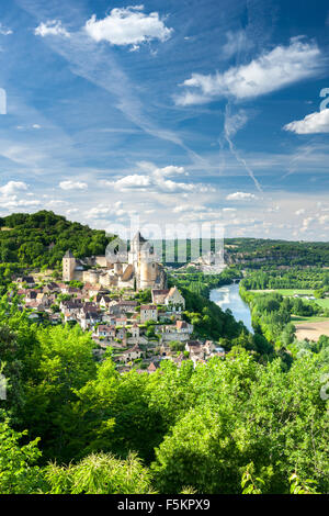 Schlösser und Dorf von Castlenaud mit Beynac und der Dordogne im Hintergrund Stockfoto