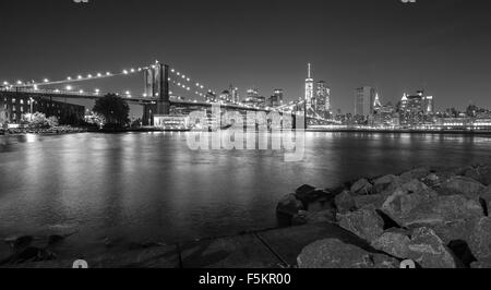 Schwarz / weiß Foto von Manhattan am Wasser in der Nacht, New York City, USA. Stockfoto