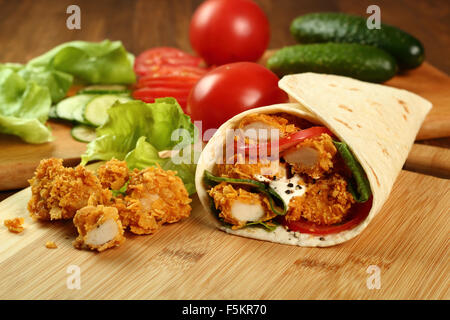 Tortilla mit Hähnchen-Nuggets Stockfoto