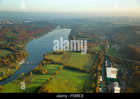 Kemnader Stausee, Kemnader See, Fluss Ruhr, Kemnader Stausee im Herbst Licht, Witten, Ruhr Aeria Stockfoto