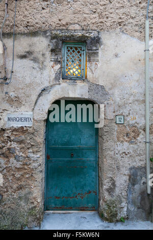 Alte Holztür auf ein traditionelles Steinhaus im Berg Dorf Montepertuso, in der Nähe von Positano, Amalfi Küste, Italien Stockfoto