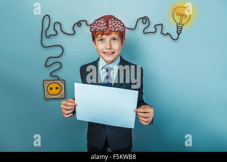 Teen junge Geschäftsmann Business-Stil mit einem weißen Blatt pap Stockfoto