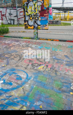 Graffiti bedeckt Oberflächen, Mauerpark, Prenzlauer Berg, Berlin, Deutschland Stockfoto