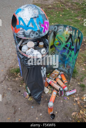 Verwendete Farbe Spray Dosen im Container verweigern. Stockfoto