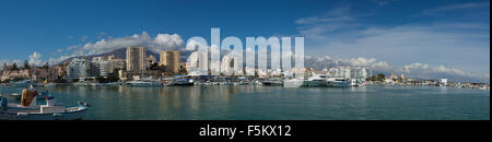 Panoramablick über den Hafen von Estepona, Spanien mit Bergen und strahlend blauer Himmel Stockfoto