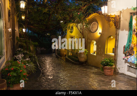 Nacht Schuss von der Kopfsteinpflaster Via dei Mulini, eines der wichtigsten Einkaufs- und Restaurant Straßen in Positano, Amalfi Küste, Italien Stockfoto
