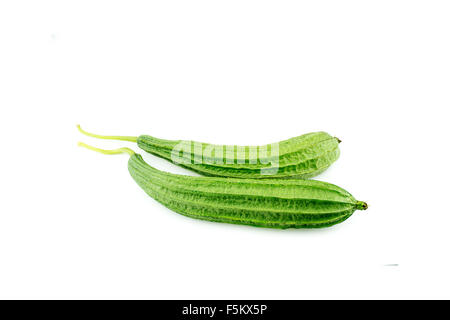 Frische reife abgewinkelten Luffa Gemüse auf weißen Hintergrund isoliert Stockfoto