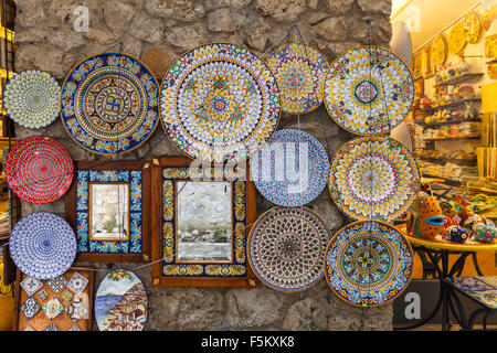 Traditionelle Keramik auf dem Display in einem Geschäft in Ravello, Kampanien, Italien Stockfoto