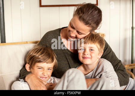 Schweden, Uppland, Runmaro, Barrskar, Portrait der Mutter mit zwei Söhnen (4-5, 6 und 7) Stockfoto
