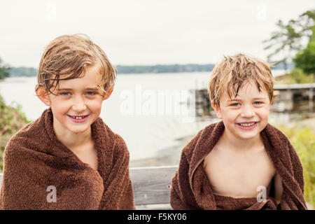 Schweden, Uppland, Runmaro, Barrskar, Porträt von zwei jungen in Handtücher gewickelt Stockfoto
