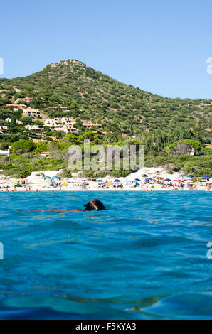 Campulongu Strand, Italien - 28 August: Campulongu Strand in Villasimius krähte aus dem blauen Meer im August gesehen 28.2015 Stockfoto