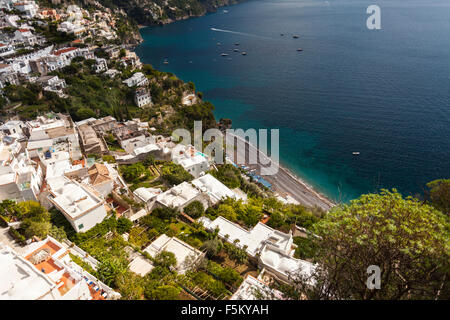 Ansicht von oben Fornillo Strand und Positano an der Amalfi Küste, Italien Stockfoto