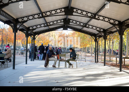 Schachspieler im Jardin du Luxemburg, Paris, Frankreich Stockfoto