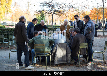 Schachspieler im Jardin du Luxemburg, Paris, Frankreich Stockfoto