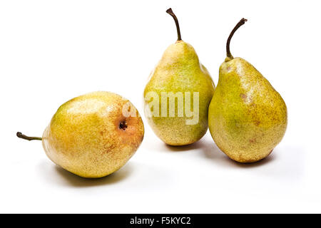 Drei frische grüne Birnen. Gruppe von saftigen reifen Früchten. Ansicht der Konferenz Birne isoliert auf weißem Hintergrund. Stockfoto