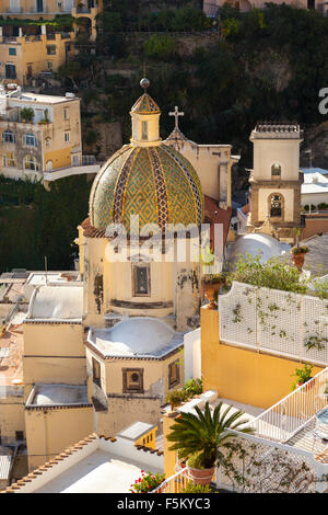 Die Kirche Santa Maria Assunta in Positano an der Amalfiküste in Kampanien, Italien Stockfoto