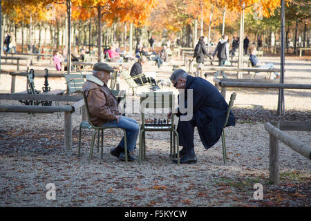 Schachspieler im Jardin du Luxemburg, Paris, Frankreich Stockfoto