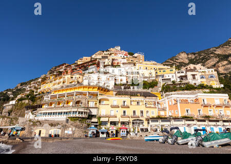 Positano-Dorf und Strand, an der Amalfiküste in Kampanien, Italien Stockfoto