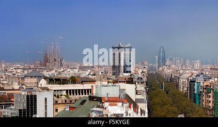 Skyline von Barcelona an der Avenida Diagonal mit Sagrada Familia und Torre Agbar. Stockfoto