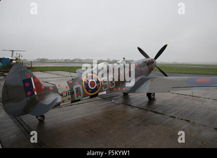 Biggin Hill, UK. 6. November 2015. Spitfire TR9 MJ627 war verziert mit Mohnblumen in Biggin Hill bereit für einen Überflug am Sonntag als fliegende Hommage an all diejenigen, die starben oder erlitten während der beiden Weltkriege jede Seite hat 75 Mohn auf dem Rumpf Credit: Keith Larby/Alamy Live News Stockfoto