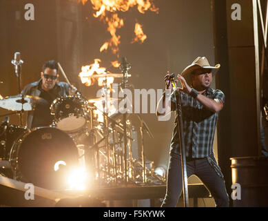 4. November 2015 - Nashville, Tennessee; USA - führt Musiker JASON ALDEAN auf der 49. Annual CMA Awards, die in der Bridgestone Arena in der Innenstadt von Nashville stattfand. Copyright 2015 Jason Moore. © Jason Moore/ZUMA Draht/Alamy Live-Nachrichten Stockfoto