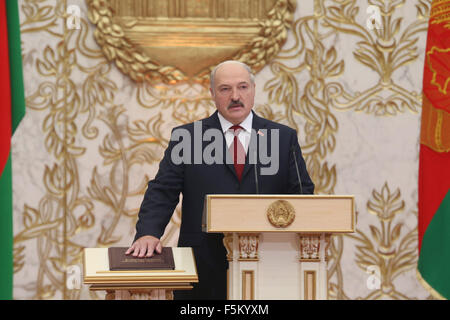 Minsk, Weißrussland. 6. November 2015. Weißrusslands Präsident Alexander Lukashenko nimmt den Amtseid, seine fünfte Amtszeit, während der Eröffnungsfeier im Palast der Unabhängigkeit in Minsk, Belarus, 6. November 2015 ab. Bildnachweis: BELTA/Xinhua/Alamy Live-Nachrichten Stockfoto