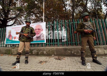 Indische paramilitärische Soldaten stehen Warnung in Srinagar im Sommer, die Hauptstadt des indischen Kaschmir verabreicht. Behörden auferlegten Einschränkungen in vielen Teilen von Srinagar vor der indische Premierminister Narendra Modi Besuch in Kaschmir. (Foto von Faisal Khan / Pacific Press) Stockfoto