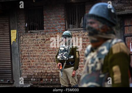 Indische paramilitärische Soldaten stehen Warnung in Srinagar der Altstadt die Sommerhauptstadt der indischen verwalteten Kaschmir. Behörden auferlegten Einschränkungen in vielen Teilen von Srinagar vor der indische Premierminister Narendra Modi Besuch in Kaschmir. (Foto von Faisal Khan / Pacific Press) Stockfoto