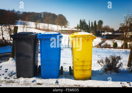 Lagerplätze zu recyceln. Winterlandschaft mit trockenen bunten Mülltonnen in Deutschland. Schutz der Umwelt Stockfoto