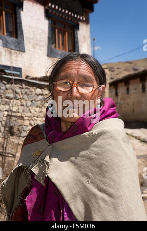 Indien, Himachal Pradesh, Spiti Valley, Kibber, alte Dorf mit Sehschwächen und dicken Linse Gläser Stockfoto