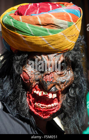 Mann trägt furchterregende Maske, Ram Navmi Prozession, Jodhpur, Rajasthan, Indien, Asien Stockfoto