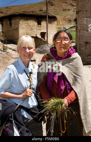 Indien, Himachal Pradesh, Spiti Valley, Kibber, alte Dorf mit senior westliche weibliche Touristen Stockfoto
