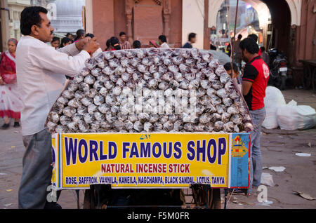 Räucherstäbchen, Verkäufer, Uhrturm Markt, Jodhpur, Rajasthan, Indien, Asien Stockfoto